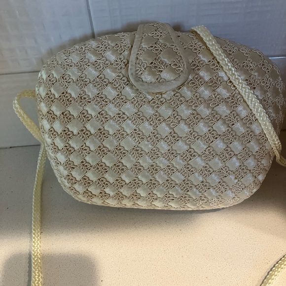 Vintage Elegant Cream Quilted Crossbody Bag. - Picture 2 of 6